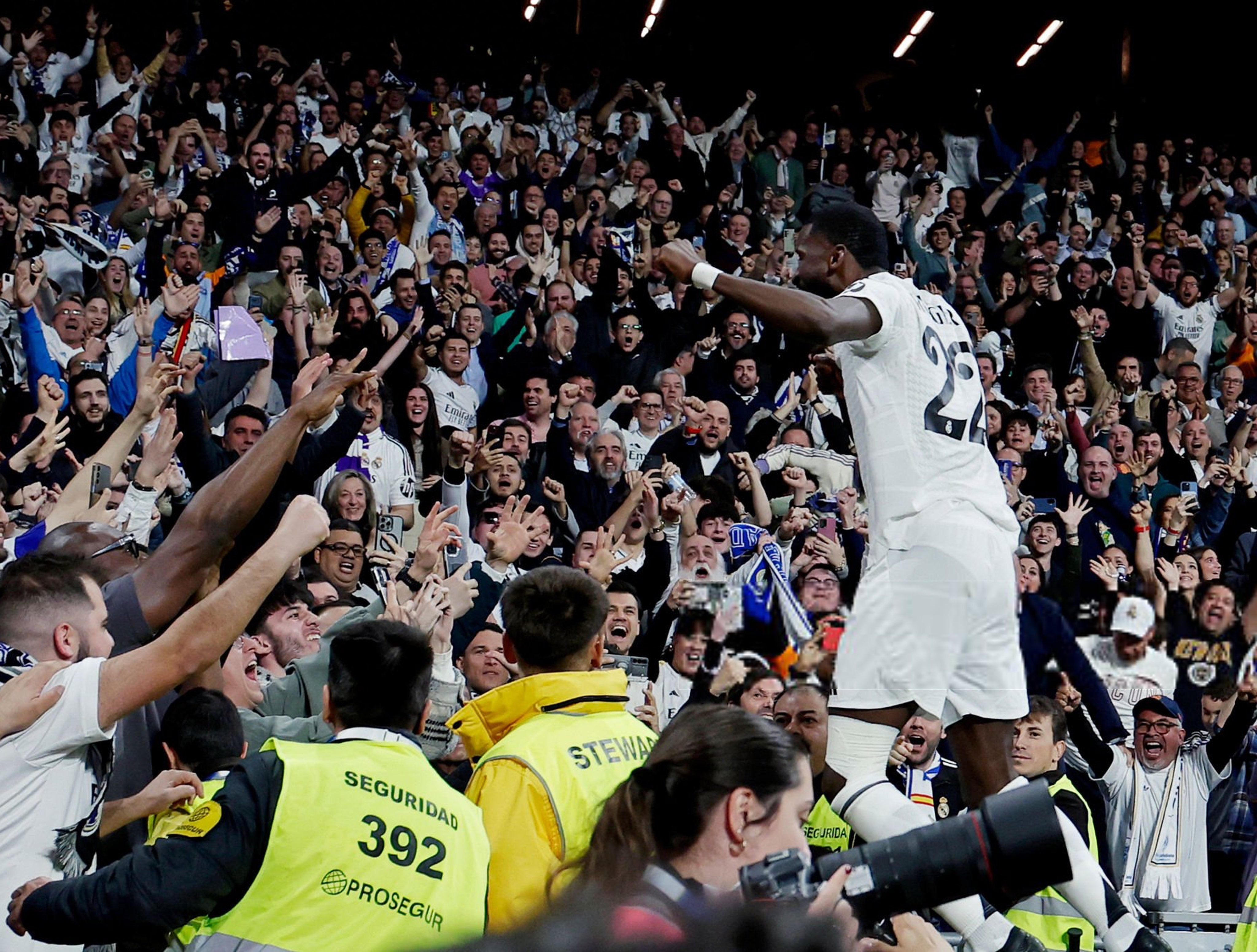 LOl竞猜联盟 -风云突变洛杉矶湖人国际比赛日强势反弹，国王杯版图或变，球迷炸锅，身体对抗强度拉满 